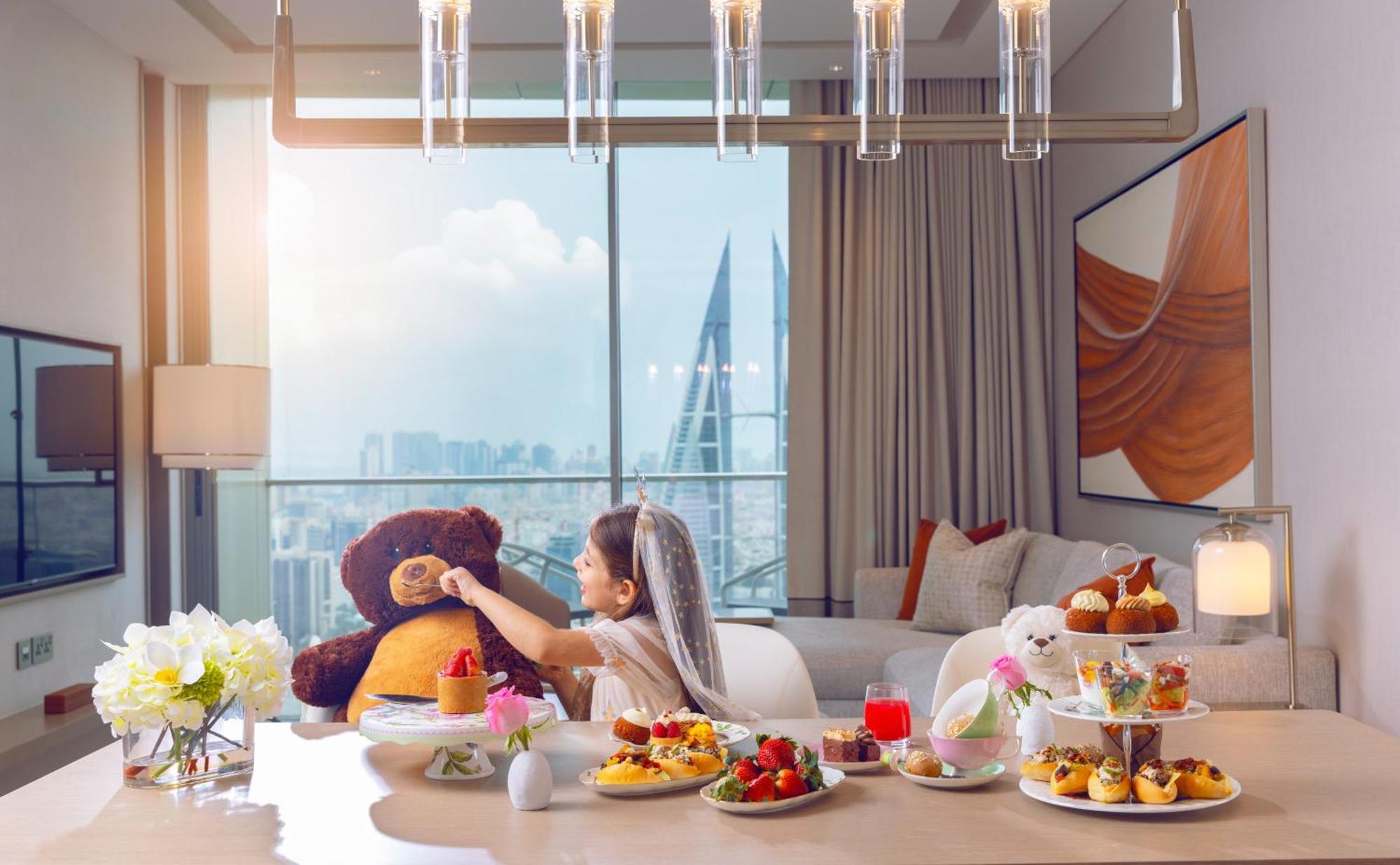 Onyx Rotana Hotel Manama Exterior foto A woman with a teddy bear