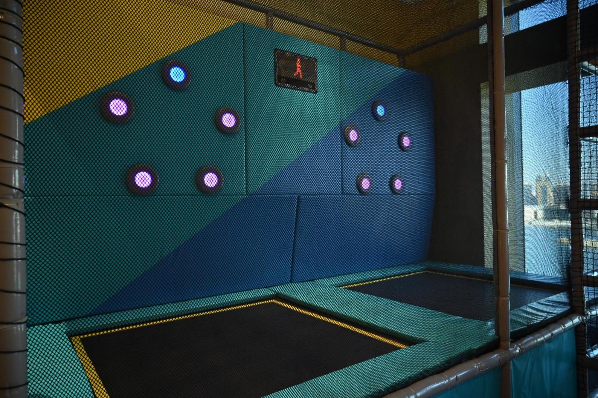 Onyx Rotana Hotel Manama Exterior foto Climbing wall