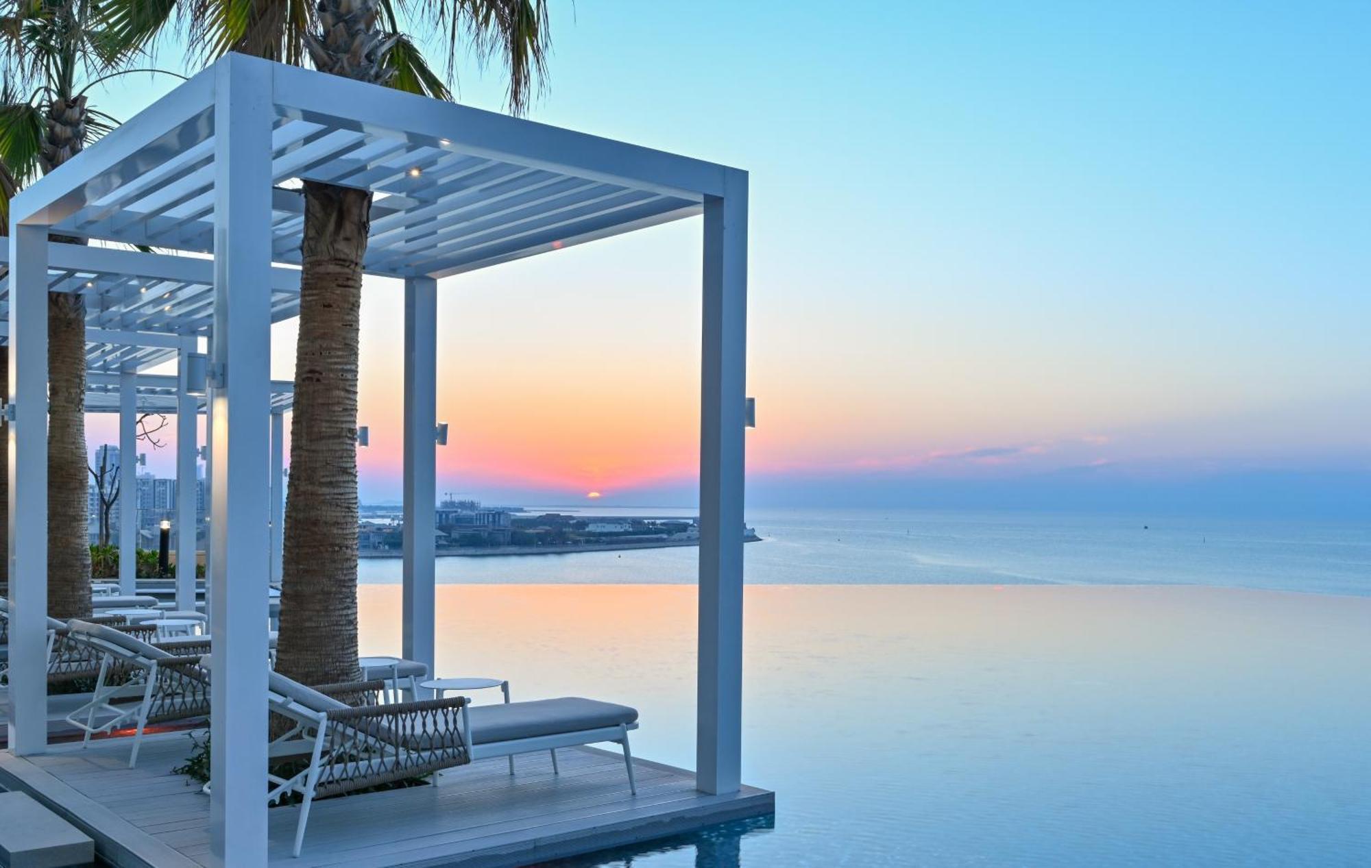 Onyx Rotana Hotel Manama Exterior foto Sunset at the pool