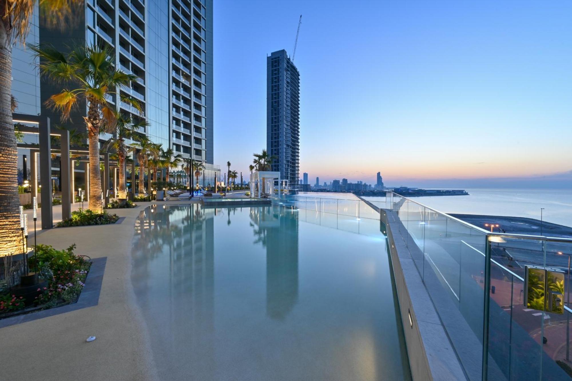 Onyx Rotana Hotel Manama Exterior foto Infinity pool at the Ritz-Carlton, DIFC