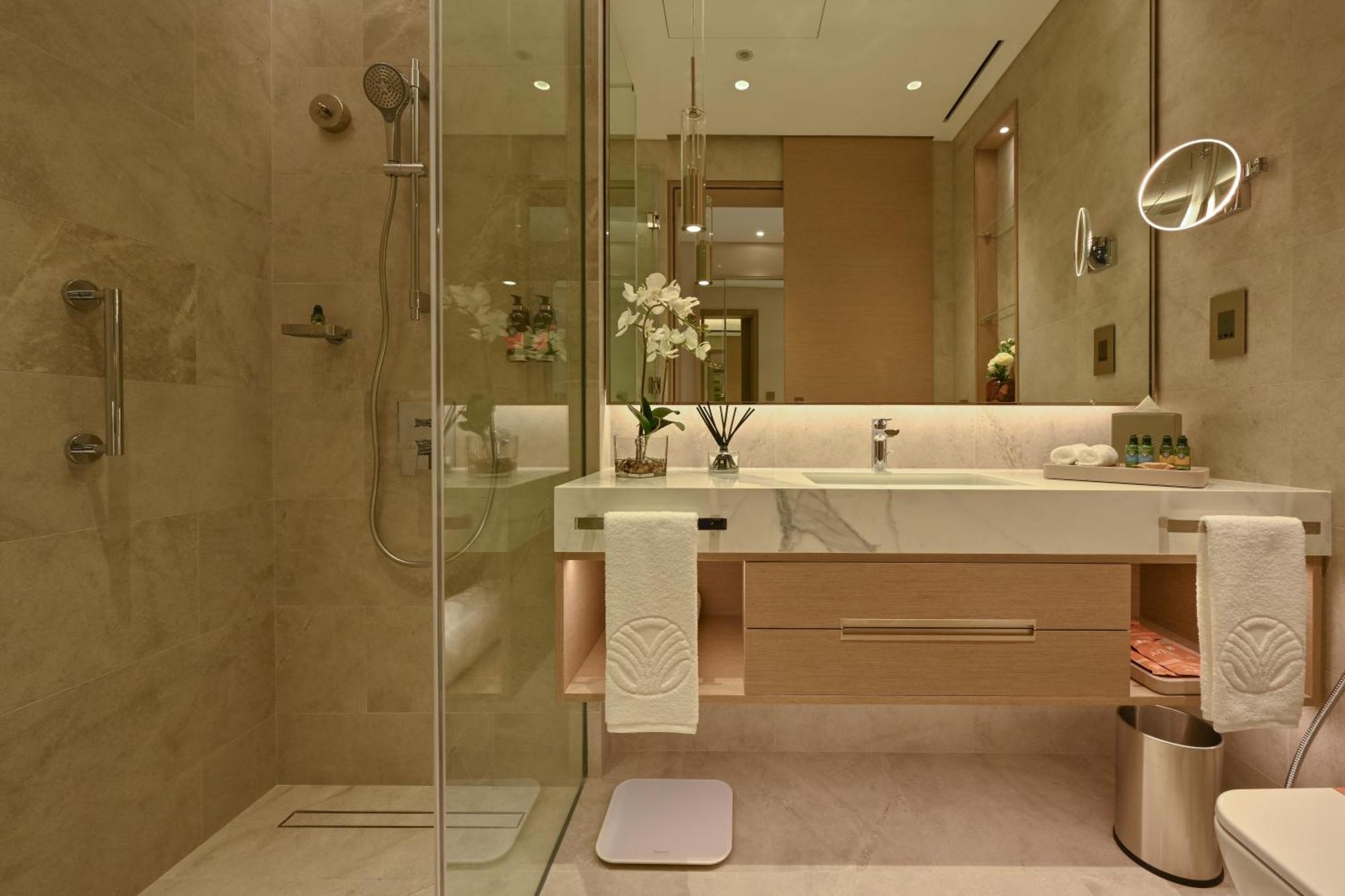 Onyx Rotana Hotel Manama Exterior foto A bathroom in a hotel